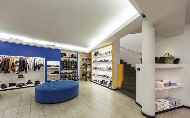 Negozio plurivetrine in zona centrale di pregio Bergamo