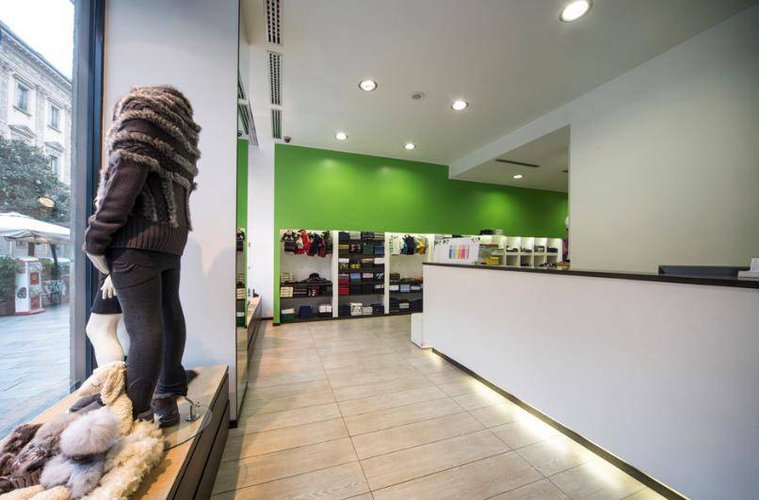 Negozio plurivetrine in zona centrale di pregio
