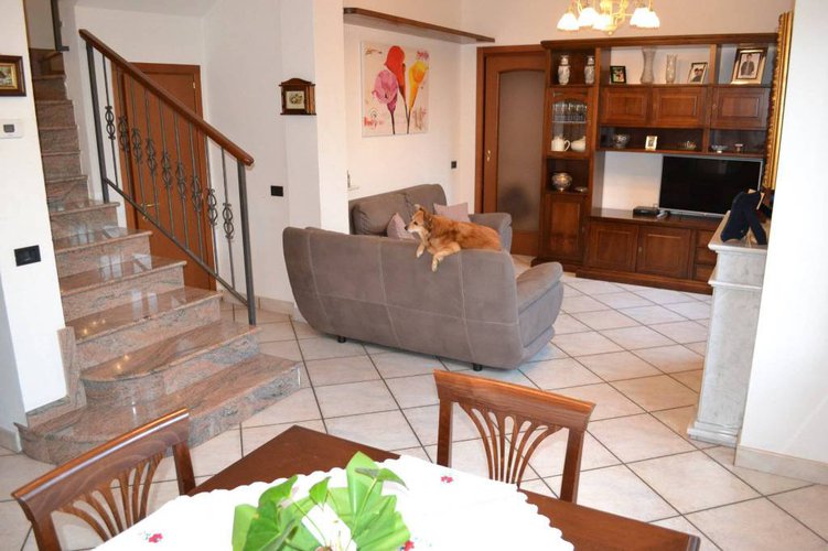 VILLA BIFAMIGLIARE INDIPENDENTE CON 600 MQ DI GIARDINO Cavernago