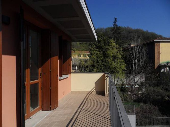 TRILOCALE NUOVO ARREDATO CON BOX DOPPIO E CANTINA Bagnatica