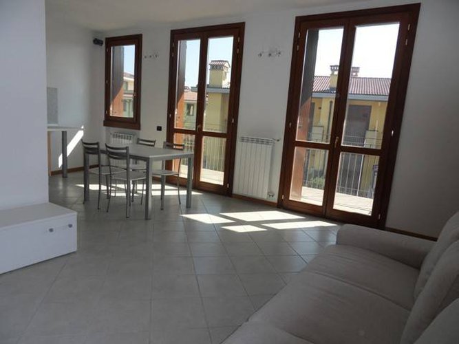 TRILOCALE NUOVO ARREDATO CON BOX DOPPIO E CANTINA Bagnatica