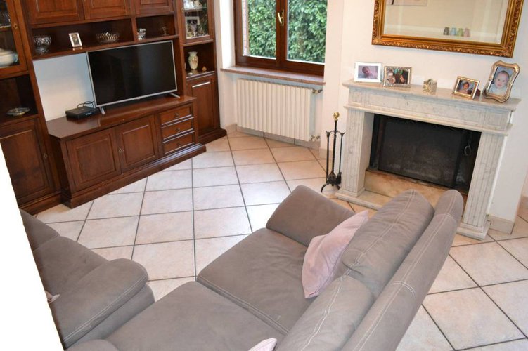 VILLA BIFAMIGLIARE INDIPENDENTE CON 600 MQ DI GIARDINO Cavernago