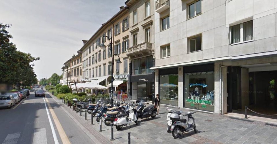 Negozio plurivetrine in zona centrale di pregio Bergamo