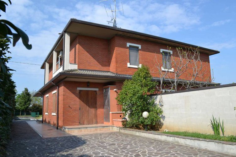 VILLA BIFAMIGLIARE INDIPENDENTE CON 600 MQ DI GIARDINO