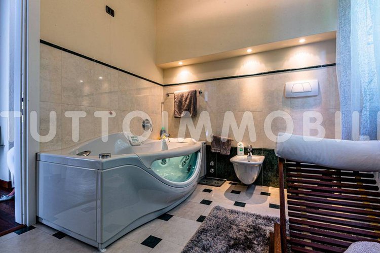 PRESTIGIOSA VILLA SINGOLA A NEMBRO Nembro