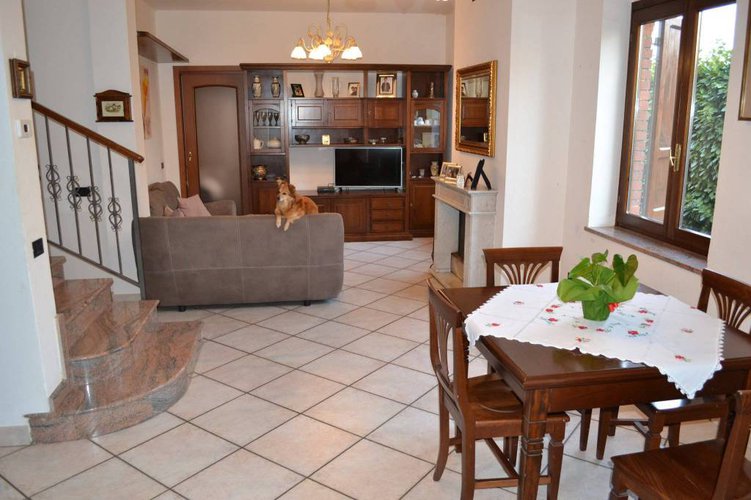 VILLA BIFAMIGLIARE INDIPENDENTE CON 600 MQ DI GIARDINO Cavernago