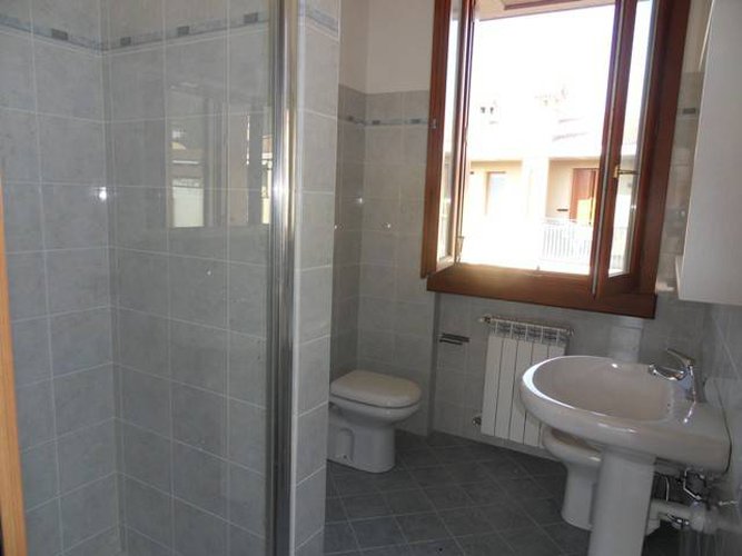 TRILOCALE NUOVO ARREDATO CON BOX DOPPIO E CANTINA Bagnatica