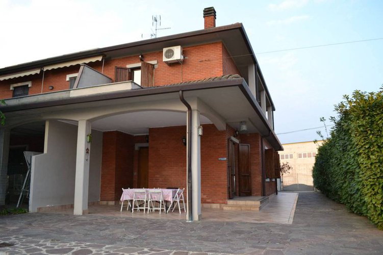 VILLA BIFAMIGLIARE INDIPENDENTE CON 600 MQ DI GIARDINO Cavernago
