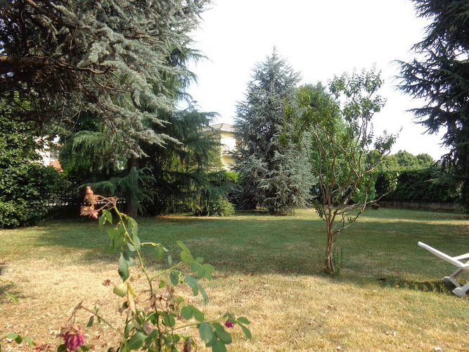 STEZZANO VILLA SINGOLA CON AMPIO GIARDINO Stezzano