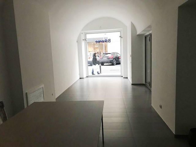 A665 Negozio di 100mq in affitto centrale