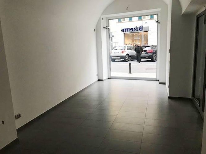 A665 Negozio di 100mq in affitto centrale Bergamo
