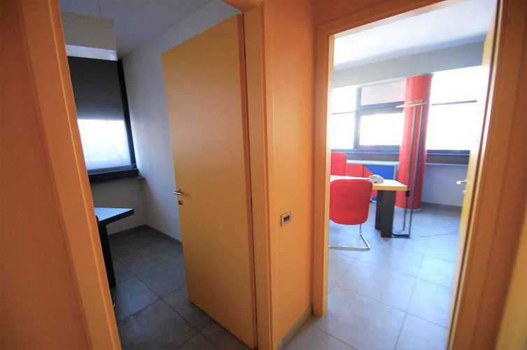 1015P Erba ufficio di 80mq Erba