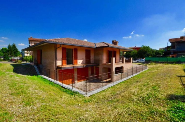 VILLA SINGOLA IN VENDITA A PRESEZZO Presezzo