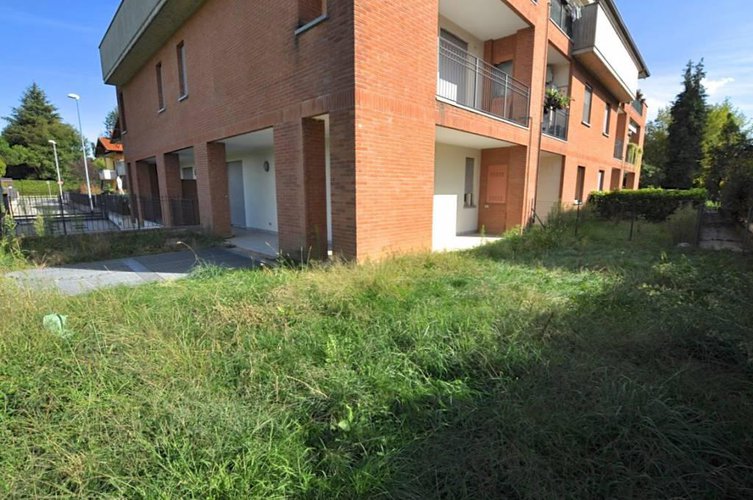 VENDESI BILOCALE CON AMPIO GIARDINO