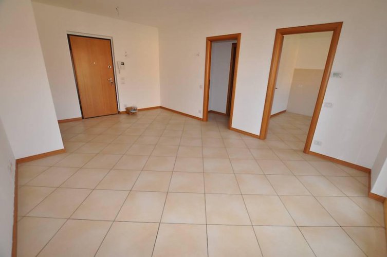 AMPIO TRILOCALE CON TERRAZZO A LOCATE