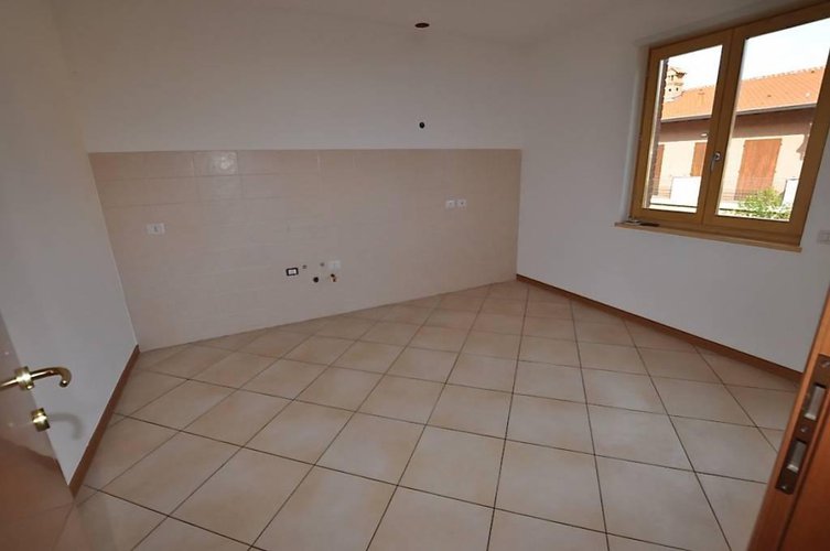 AMPIO TRILOCALE CON TERRAZZO A LOCATE Ponte San Pietro