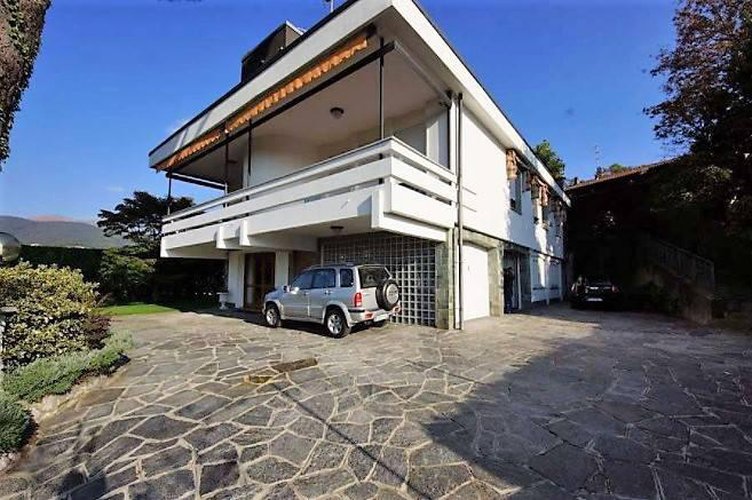 Lipomo prestigiosa villa singola Lipomo