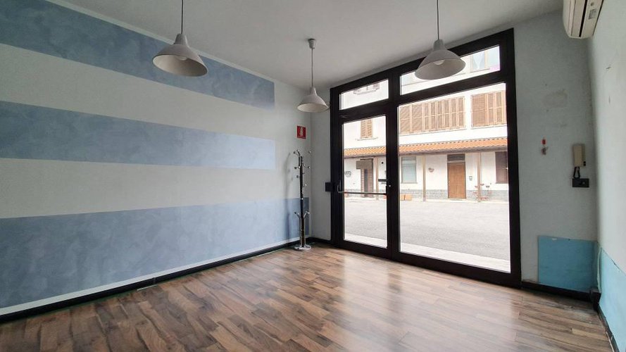 NEGOZIO E/O UFFICIO CON MAGAZZINO E CORTILE ESCLUSIVO