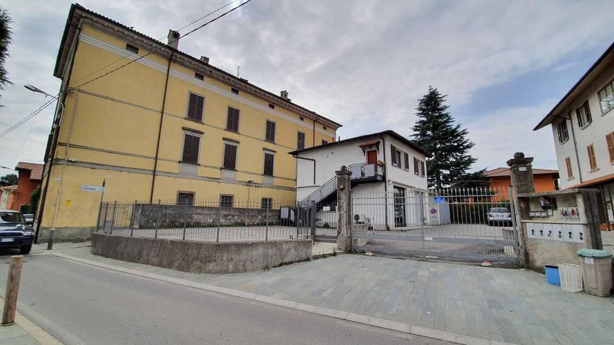 NEGOZIO E/O UFFICIO CON MAGAZZINO E CORTILE ESCLUSIVO Terno d'Isola