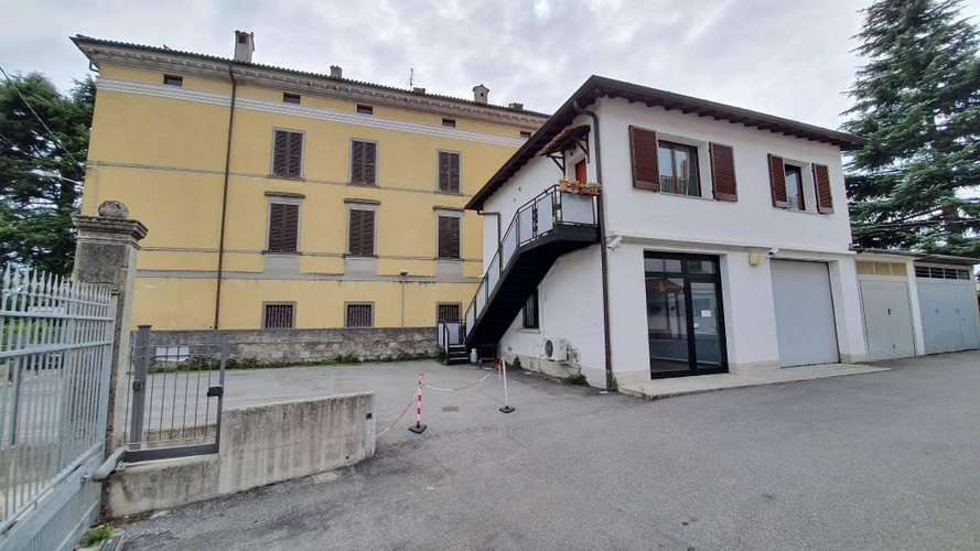 NEGOZIO E/O UFFICIO CON MAGAZZINO E CORTILE ESCLUSIVO Terno d'Isola