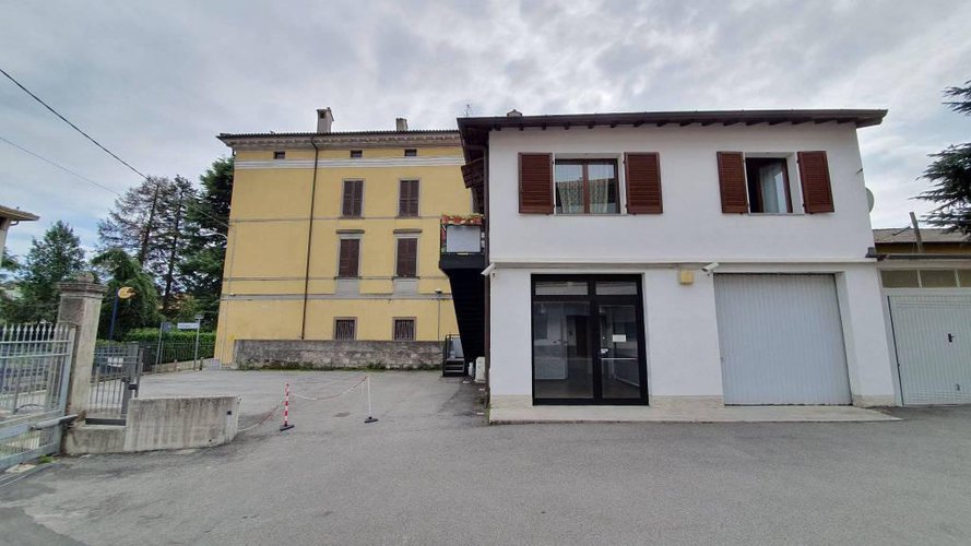 NEGOZIO E/O UFFICIO CON MAGAZZINO E CORTILE ESCLUSIVO Terno d'Isola