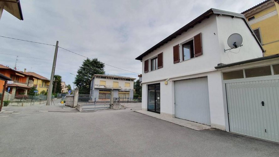 NEGOZIO E/O UFFICIO CON MAGAZZINO E CORTILE ESCLUSIVO Terno d'Isola