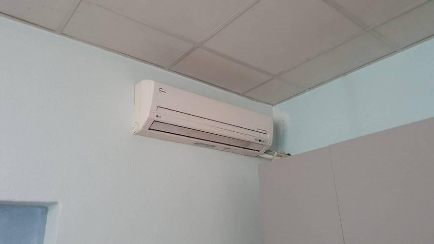 NEGOZIO E/O UFFICIO CON MAGAZZINO E CORTILE ESCLUSIVO Terno d'Isola