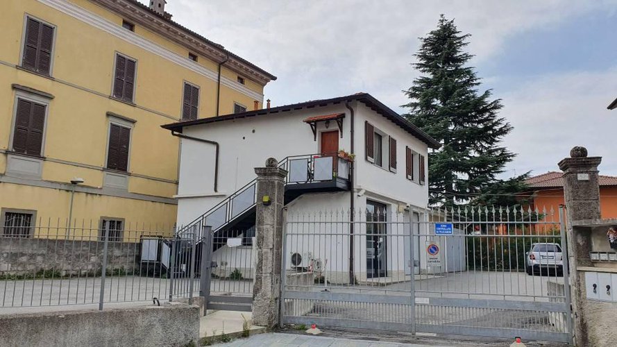 NEGOZIO E/O UFFICIO CON MAGAZZINO E CORTILE ESCLUSIVO Terno d'Isola