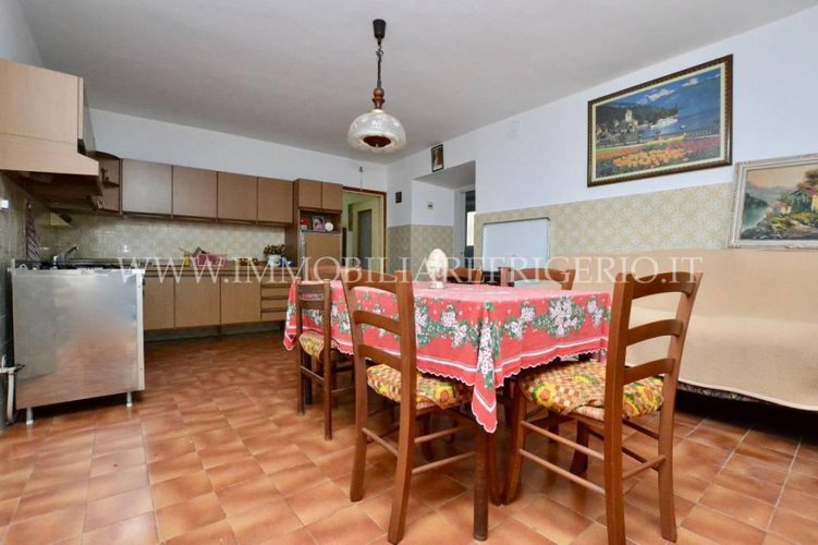 Cascina indipendente abitabile con terreno Pontida