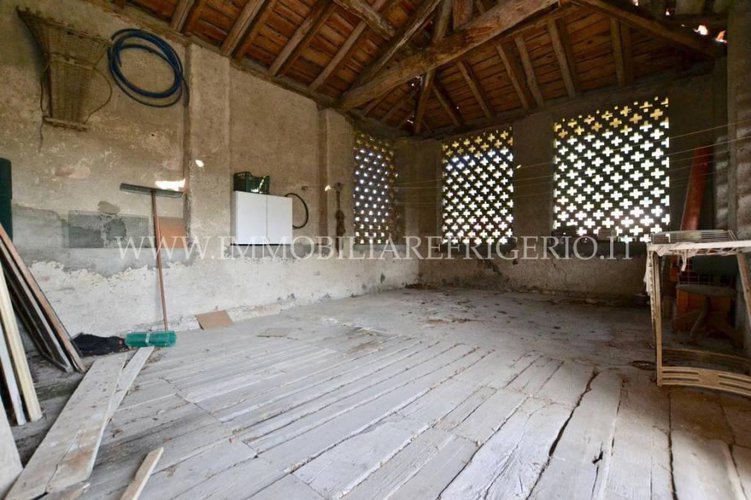 Cascina indipendente abitabile con terreno Pontida