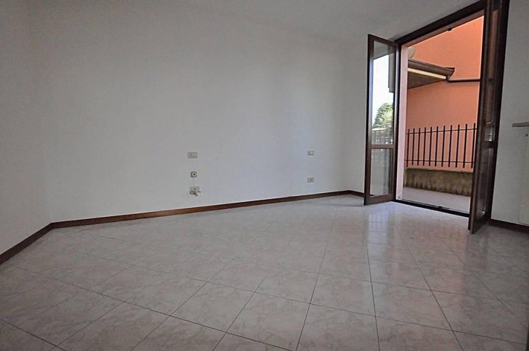 TRILOCALE CON GIARDINO E BOX Ambivere