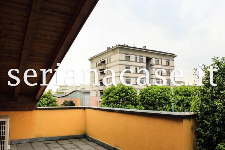 CENTRALE, PRESTIGIOSO ATTICO CON TERRAZZO E BOX DOPPIO Seriate