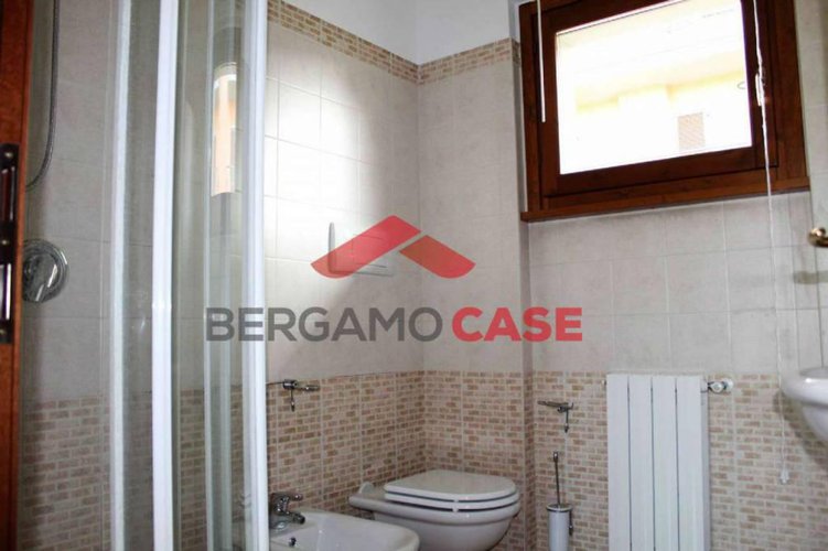 Bilocale con giardino e posto auto curno zona Marigolda Curno