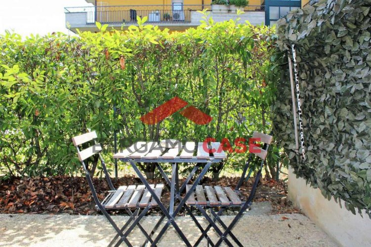 Bilocale con giardino e box