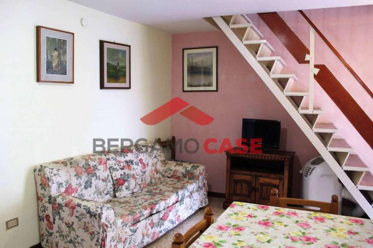 Bilocale su due livelli con balconi in città alta Bergamo