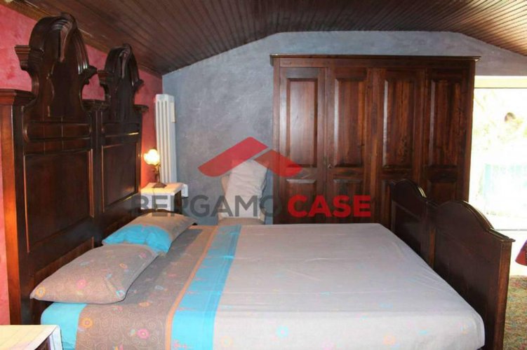 Bilocale su due livelli con balconi in città alta Bergamo