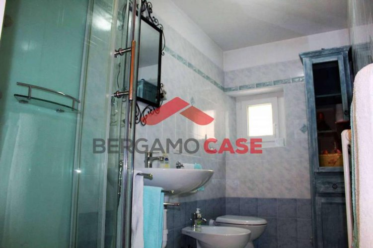 Bilocale su due livelli con balconi in città alta Bergamo