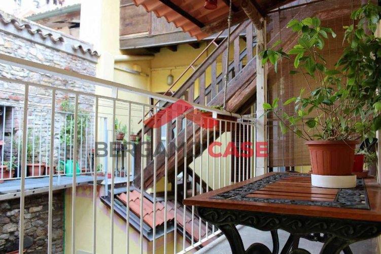 Bilocale su due livelli con balconi in città alta Bergamo