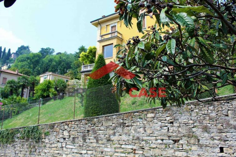 Bilocale su due livelli con balconi in città alta Bergamo