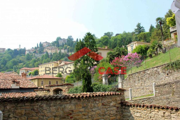 Bilocale su due livelli con balconi in città alta Bergamo