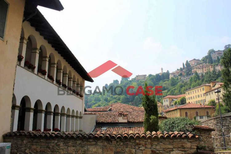 Bilocale su due livelli con balconi in città alta Bergamo