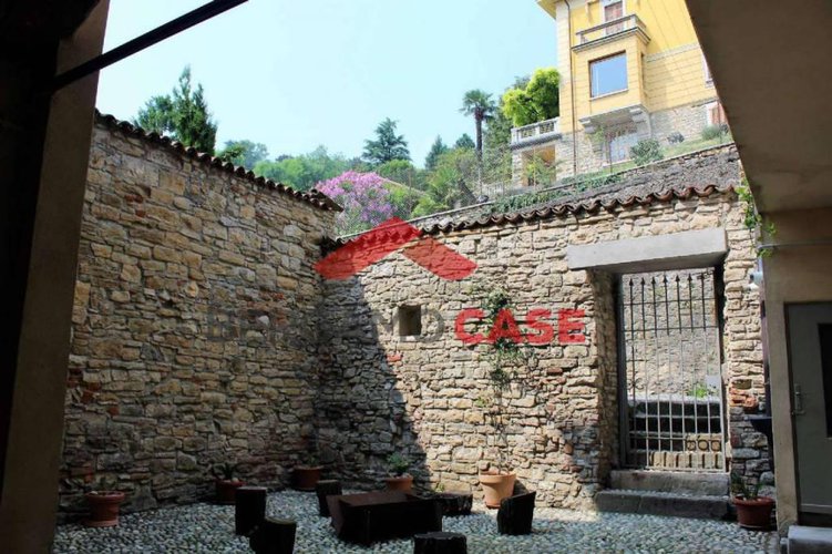 Bilocale su due livelli con balconi in città alta Bergamo