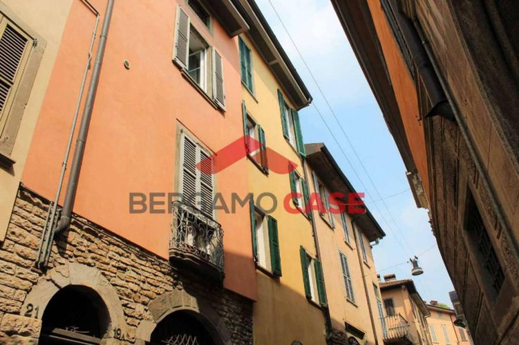 Bilocale su due livelli con balconi in città alta Bergamo