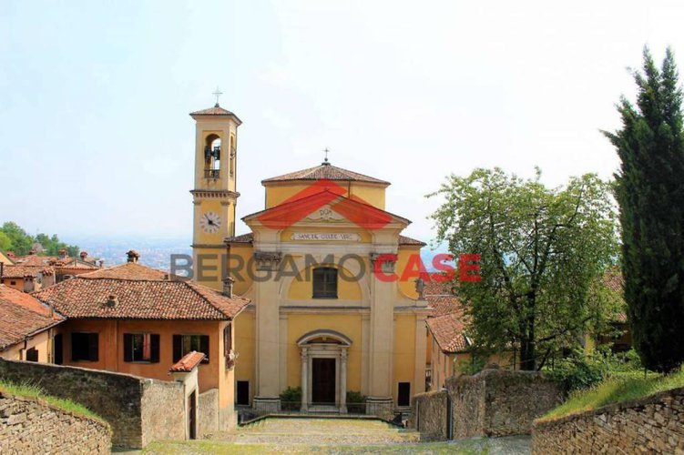 Bilocale su due livelli con balconi in città alta Bergamo