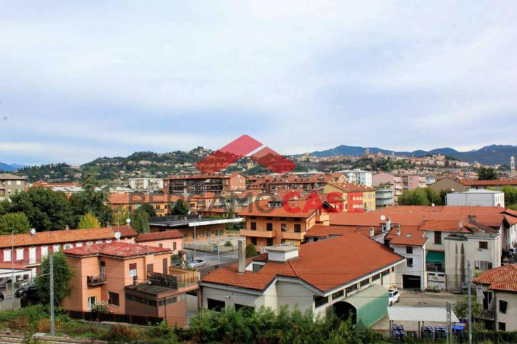 Trilocale piano alto vista città alta Bergamo