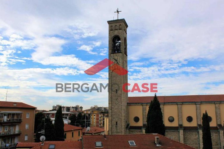 Trilocale piano alto vista città alta Bergamo