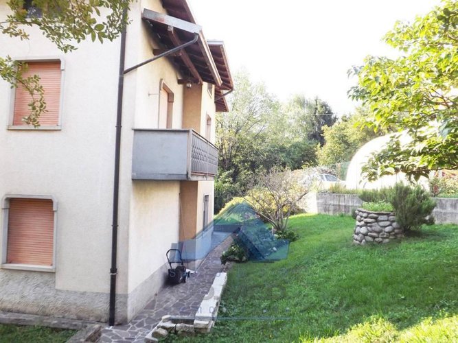 Berzo.Ampio quadrilocale con sottotetto € 95.000 T4513 Berzo San Fermo