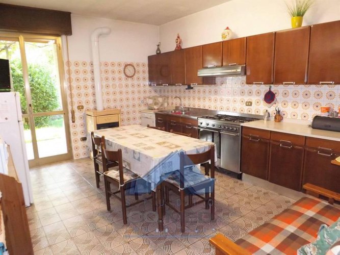 Berzo.Ampio quadrilocale con giardino €105.000 T4512 Berzo San Fermo