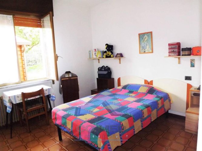 Berzo.Ampio quadrilocale con giardino €105.000 T4512 Berzo San Fermo