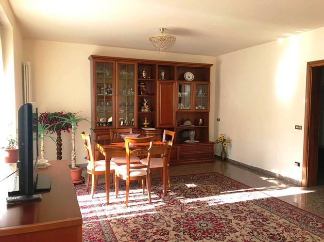 QUADRILOCALE CON GIARDINO DI 2000 MQ E BOX Albino